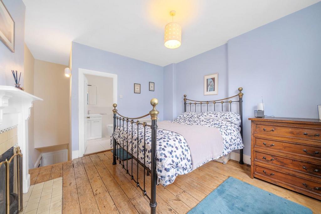 Bedroom 1 (2).jpg