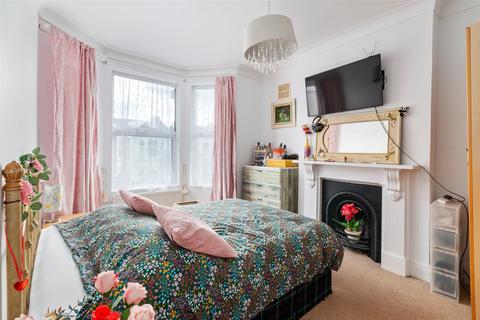 2 bedroom flat for sale, Chestnut Road, Raynes Park SW20