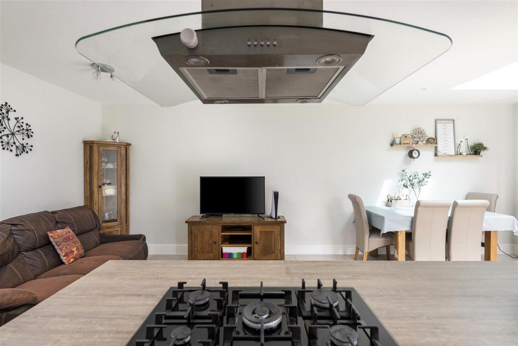 32 Luscombe Way internals15 3.jpg