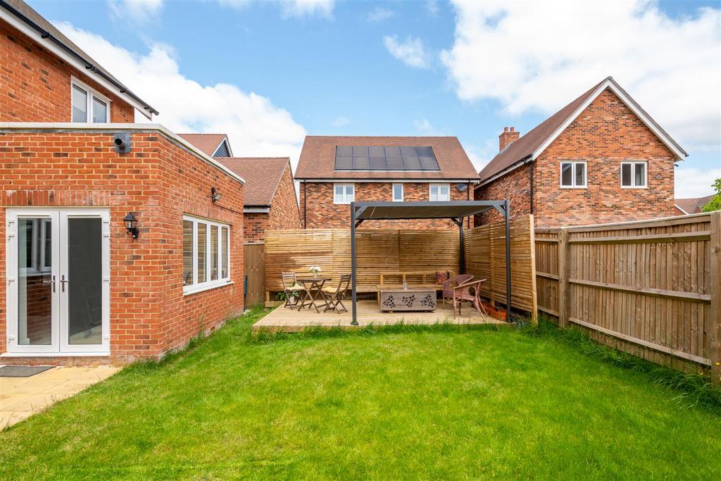 32 Luscombe Way externals-4.jpg
