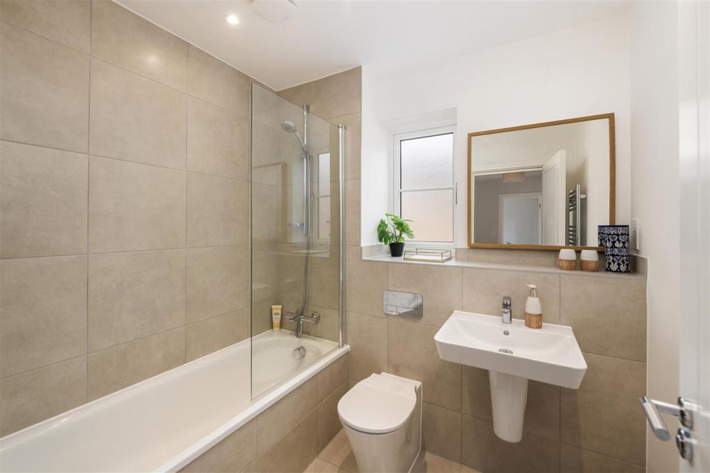 32 Luscombe Way internals5 3.jpg