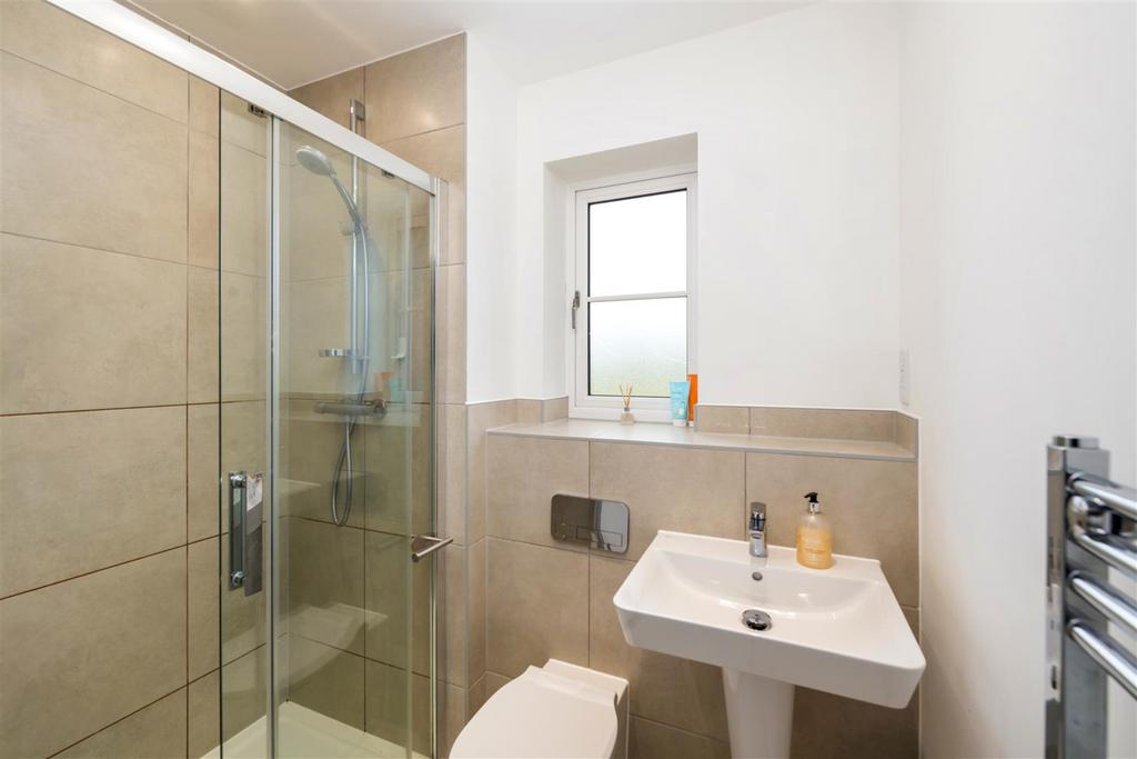 32 Luscombe Way internals4 4.jpg