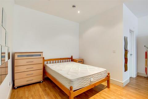 Studio to rent, Southwell Gardens, London SW7