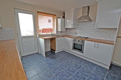 3 bedroom end of terrace house to rent, Princess Close, Nottingham NG4