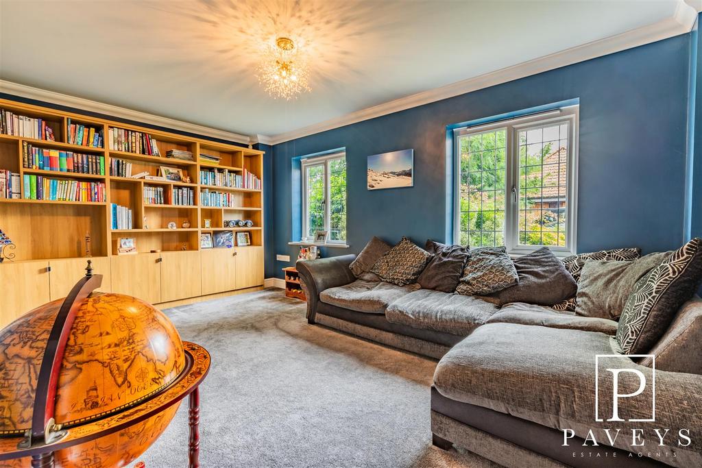 Sitting room/dining room