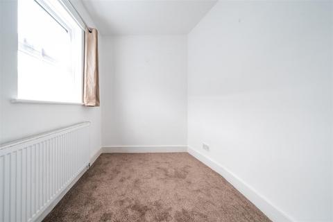 2 bedroom flat for sale, Ambleside Road, London