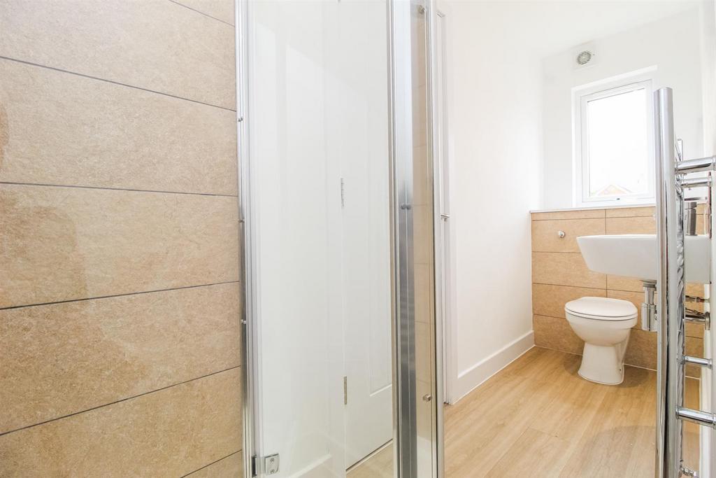 En suite shower room/w.c.