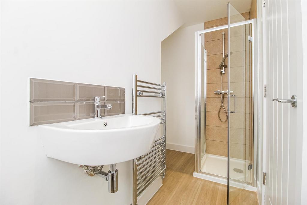 En suite shower room/w.c.