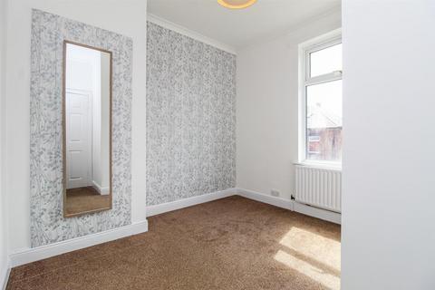 3 bedroom end of terrace house for sale, Park Square, Ossett WF5