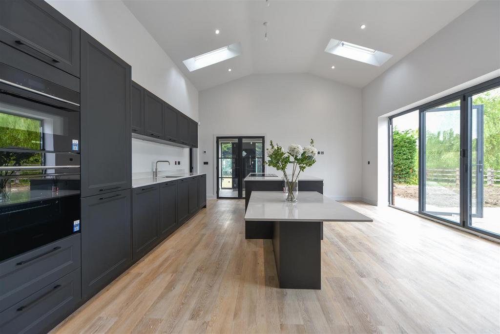 Kitchen/dining/family room
