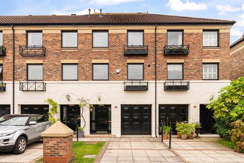 3 bedroom house to rent, Postern Close, York