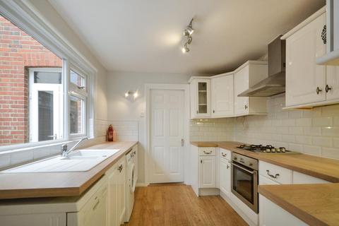 3 bedroom terraced house to rent, Faversham Road, Kennington