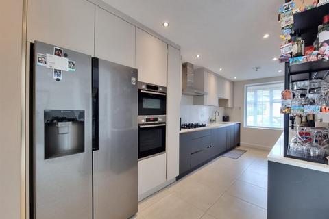 4 bedroom end of terrace house for sale, Charlton Crescent, Barking