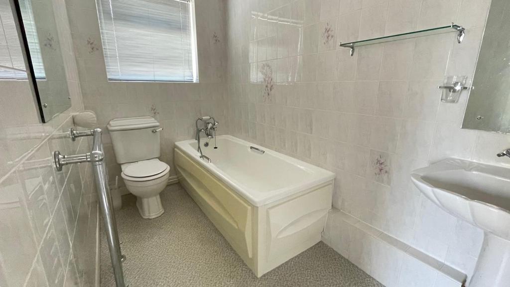 En suite tiled 3 piece bathroom