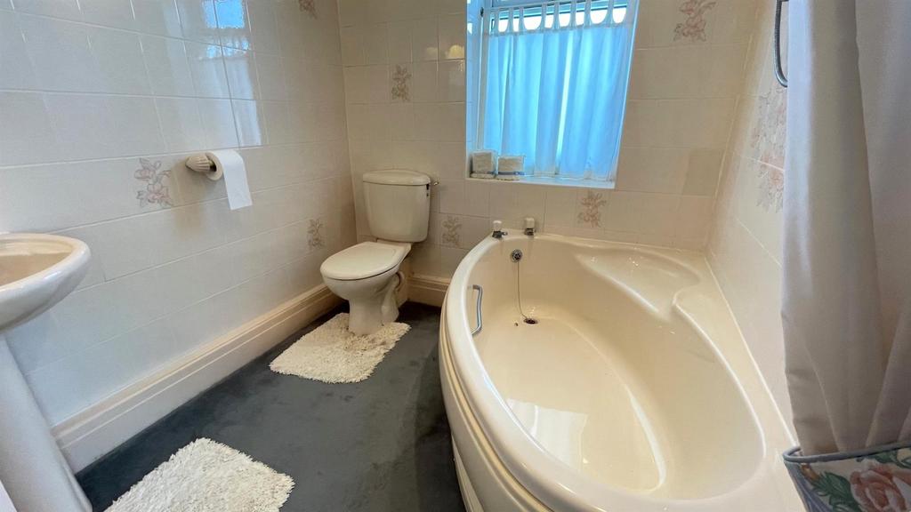 En suite tiled 3 piece bathroom