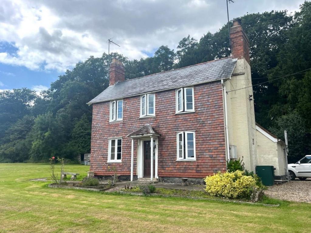 Shaw Common, Oxenhall, Newent 2 bed cottage to rent £1,200 pcm (£277 pw)