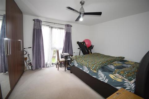 2 bedroom flat to rent, Hunting Place, Hounslow TW5