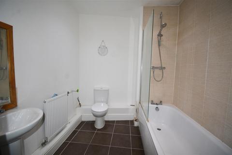 2 bedroom flat to rent, Hunting Place, Hounslow TW5