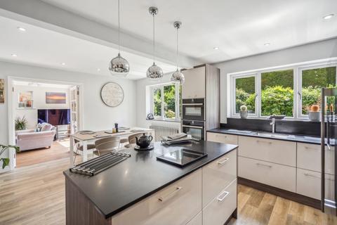 12 Heythrop Drive, Ickenham, Uxbridge, UB10 8DT