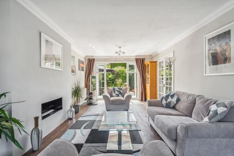 12 Heythrop Drive, Ickenham, Uxbridge, UB10 8DT