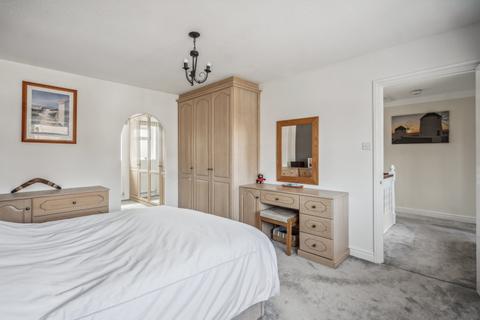 12 Heythrop Drive, Ickenham, Uxbridge, UB10 8DT