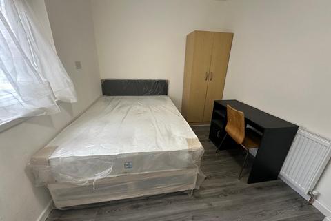 1 bedroom in a house share to rent, 134a Room 1 Barking Road London E16 1EN