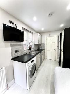 Studio to rent, Chingford, E4