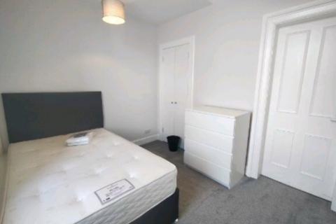 5 bedroom flat to rent, Moat Place, Edinburgh EH14