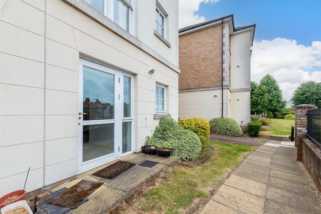 Glen View, Gravesend, Kent 1 bed ground floor flat for sale £90,000