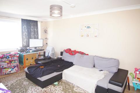 3 bedroom flat to rent, Chichester court, HA7