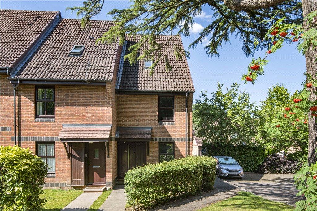 Badgers Close, Woking, Surrey, GU21 2 bed for sale £295,000