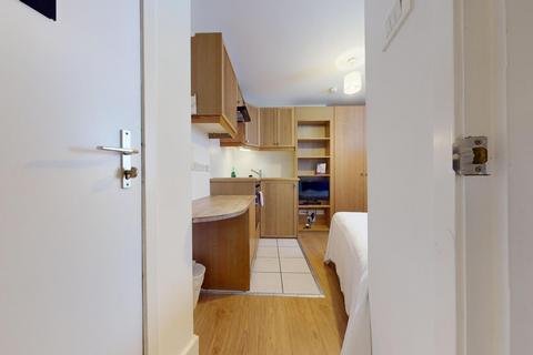 Studio to rent, Cartwright Gardens