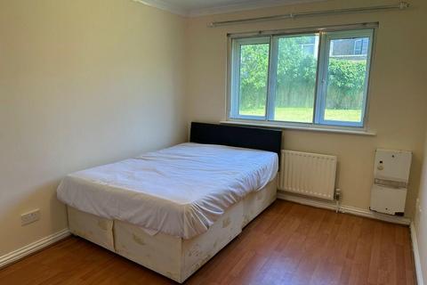 2 bedroom flat to rent, Siddeley Drive, Hounslow TW4