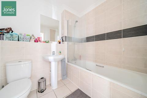 2 bedroom flat to rent, Crescent Road, Worthing, BN11