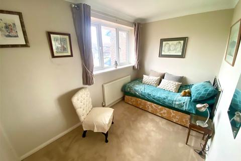 15 Aintree Close, Gravesend, DA12 5AS