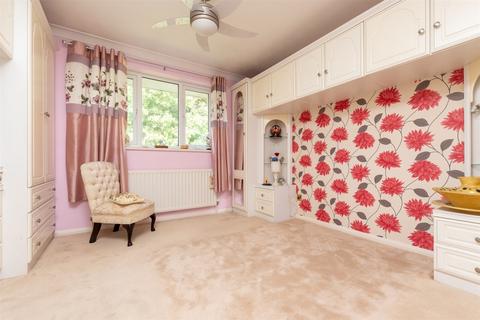 15 Aintree Close, Gravesend, DA12 5AS