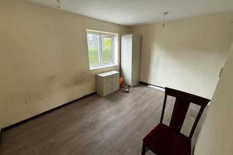 3 bedroom flat to rent, Hounslow Road, Twickenham TW2
