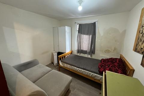 3 bedroom flat to rent, Hounslow Road, Twickenham TW2