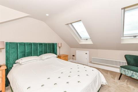 8 bedroom end of terrace house for sale, Marine Parade, Littlestone, New Romney, Kent