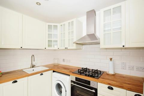 2 bedroom apartment to rent, Heron Way Wallington SM6