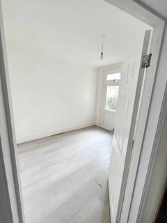 2 bedroom flat to rent, Durham Road, London N9