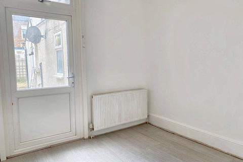 2 bedroom flat to rent, Durham Road, London N9