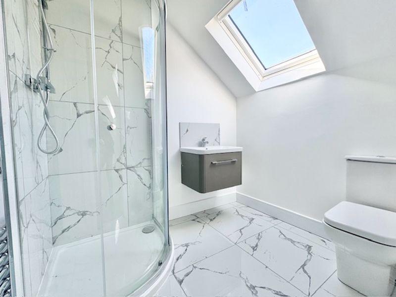 En suite bedroom 1