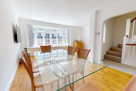 20 Beech Close, Folkestone, CT19 5TB
