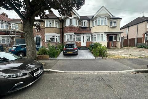 3 bedroom terraced house to rent, Waverley Road, Harrow