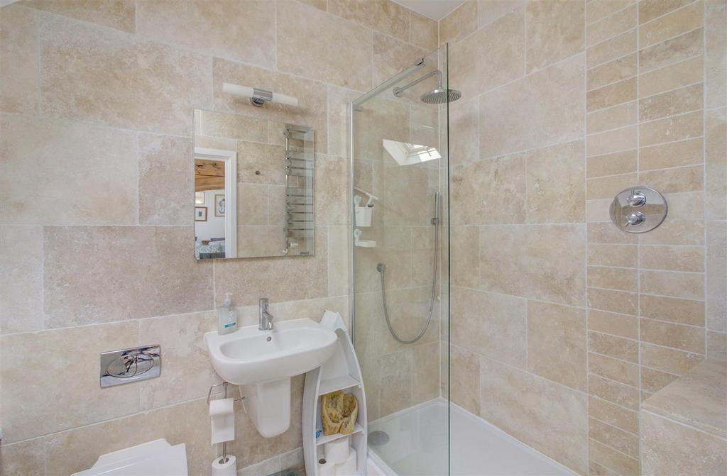 En-suite bath/shower room