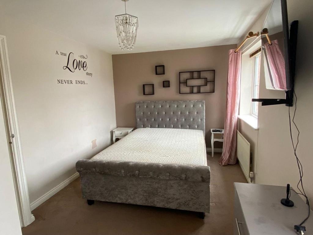 Bedroom 1 2.jpg