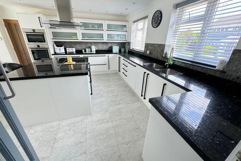 4 bedroom detached house for sale, Woodside Road, Hockley