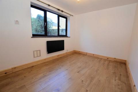 1 bedroom flat to rent, Allnutts Road, Epping