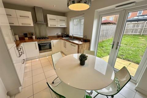 3 bedroom detached house for sale, Hawthorn Court, Dewsbury